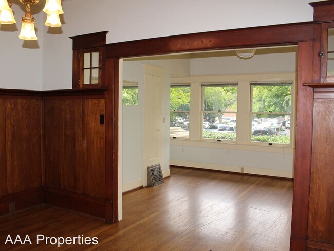 Foto del edificio - 8 br, 3 bath House - 520 W 3rd St