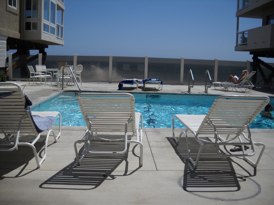 Poolside, looking toward ocean - 22626 Pacific Coast Hwy