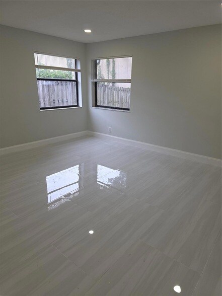 Foto del edificio - 6701 W Wedgewood Ave