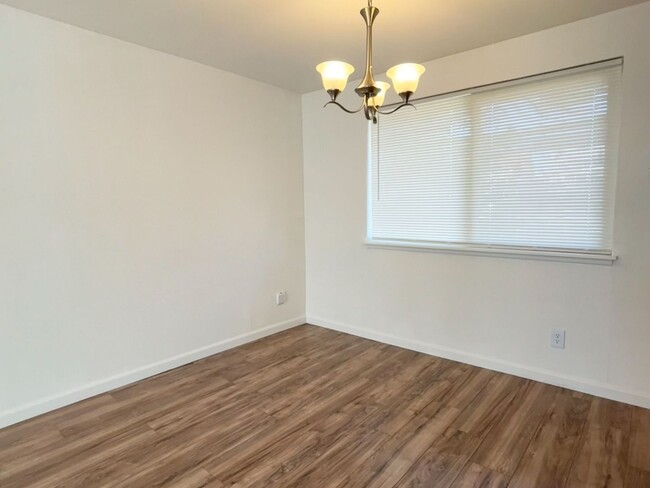 Building Photo - 2 Bedroom 1 bath Duplex in Tacoma with fen...