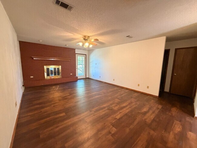 Foto del edificio - 1006 Nightingale Ln