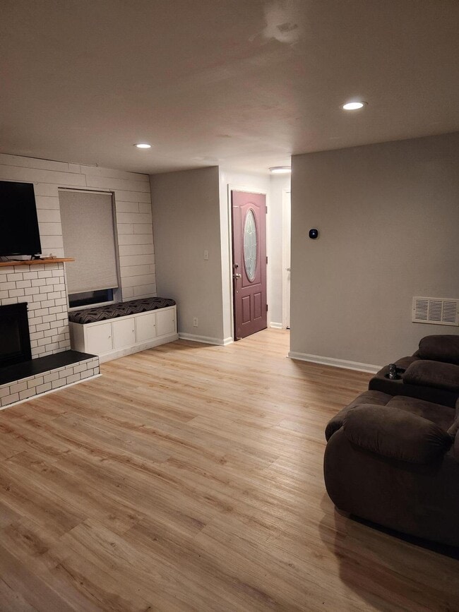 Building Photo - 9350 Whitall Ln