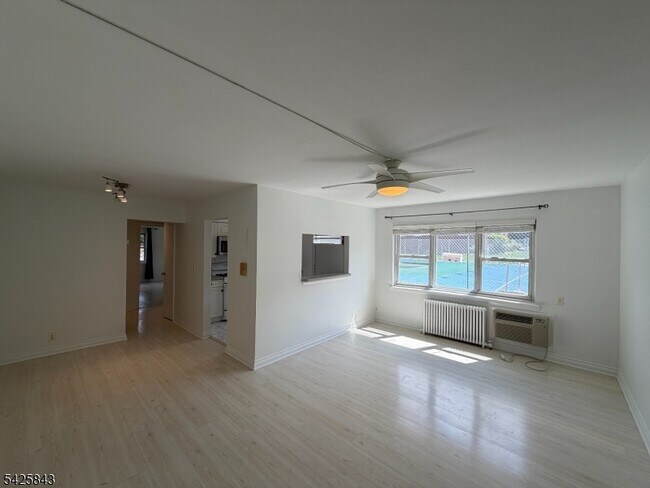 Foto del edificio - 245 Passaic Ave