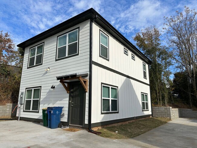 Building Photo - 4 BR/ 4BA Home Located on MLK