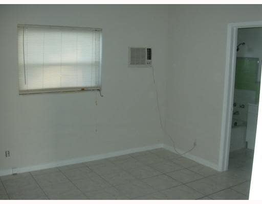 Building Photo - 823-825 NE 18th Ave