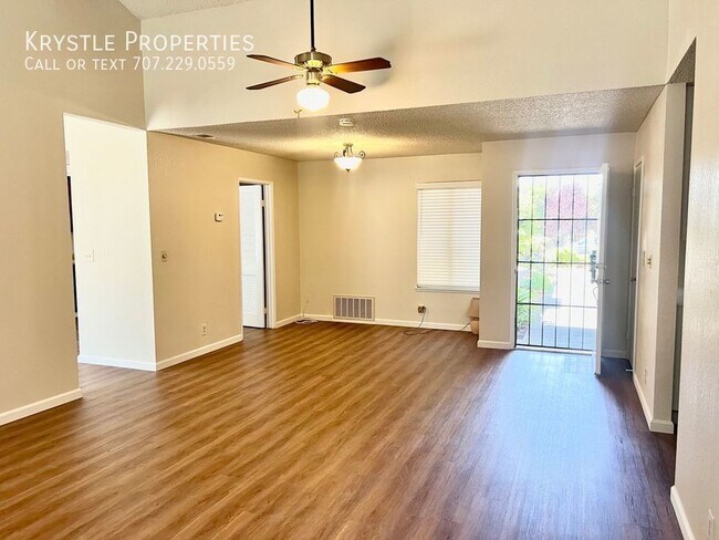 Building Photo - Immaculate, spacious home with open floor ...