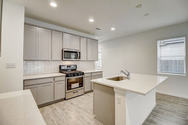 Building Photo - 117 Lacey Oak Lp