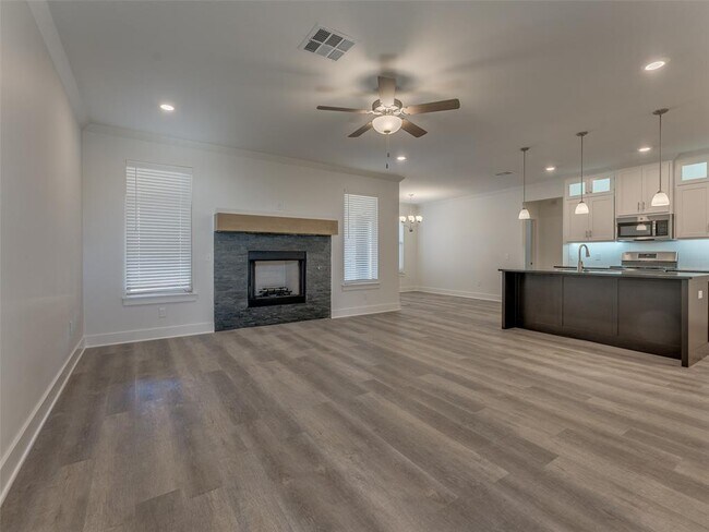 Building Photo - 1325 Monterey Dr