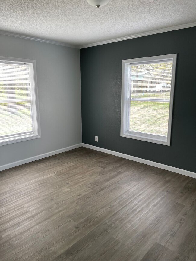 Building Photo - 3 BEDROOM 2 BATHROOM HOUSE FOR RENT