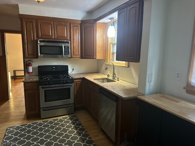 Foto del edificio - 325 Bogert Ave