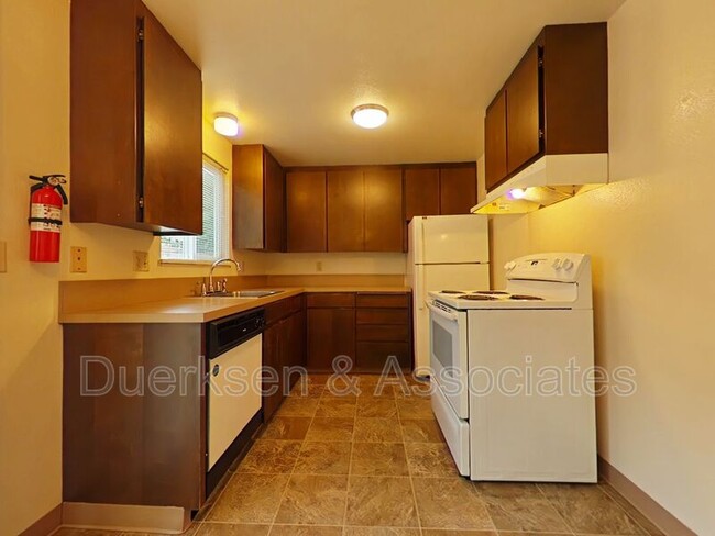 Foto del edificio - 114 NE Conifer Blvd