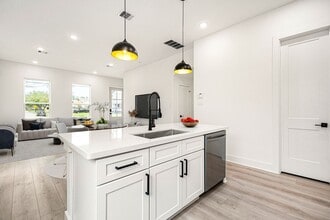 Building Photo - 747 Dumble St