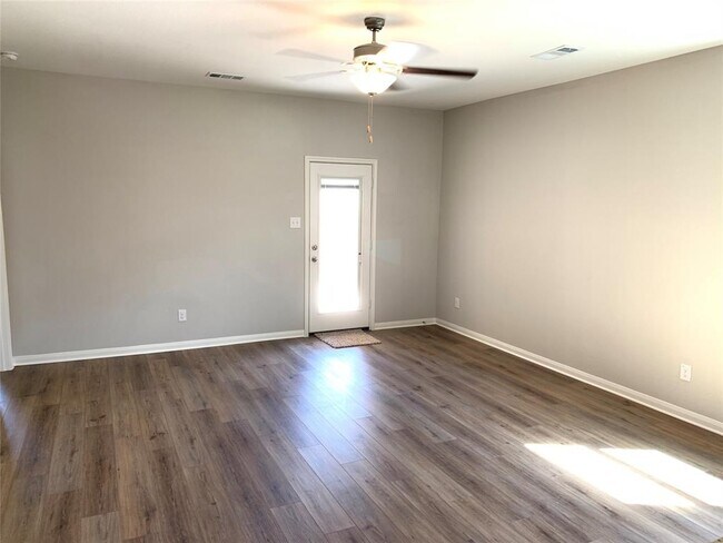 Foto del edificio - 112 Declaration Ln