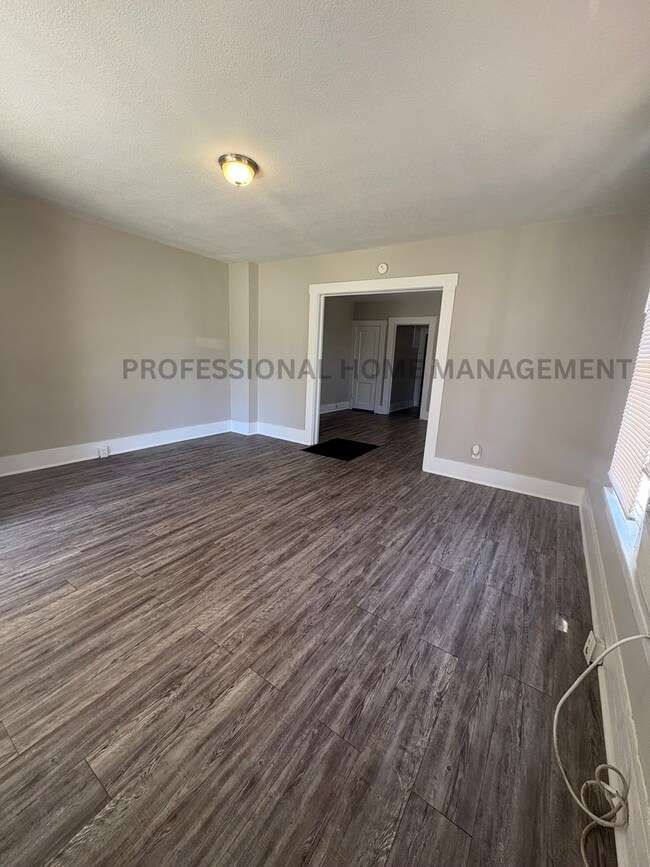 Foto del edificio - Chic Downtown Newton Studio – Corner Unit! Coming Soon!