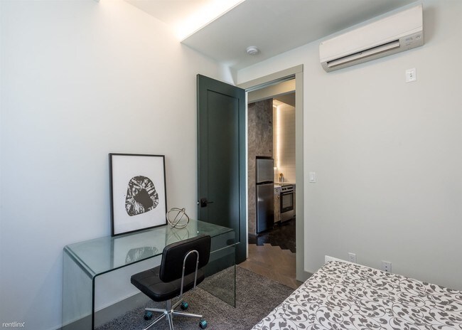 Building Photo - 106 Scholes St