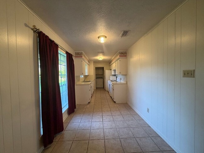 Building Photo - 3404 Live Oak Dr