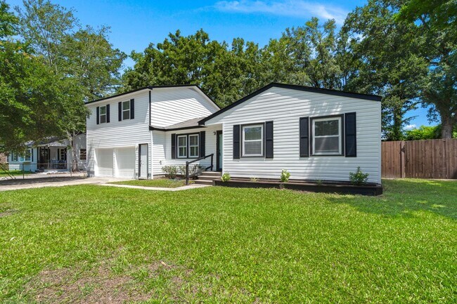 Foto del edificio - Spacious Split-Level Living with Dual Fireplaces & Expansive Deck