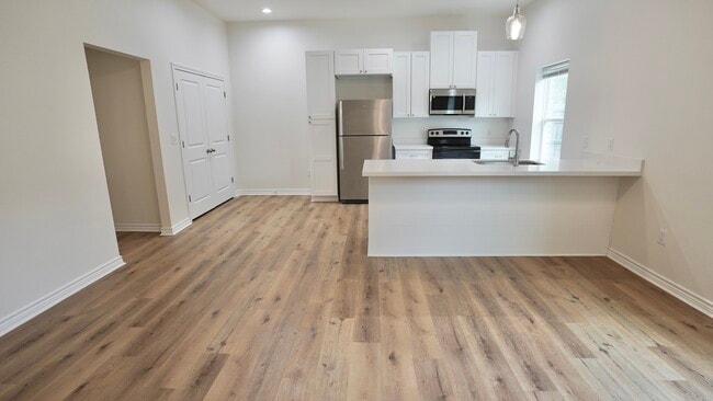 Building Photo - 170 Bailey Ave