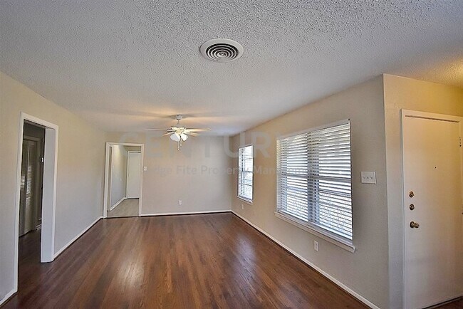 Building Photo - Nice 3/1 in Dallas For Rent!