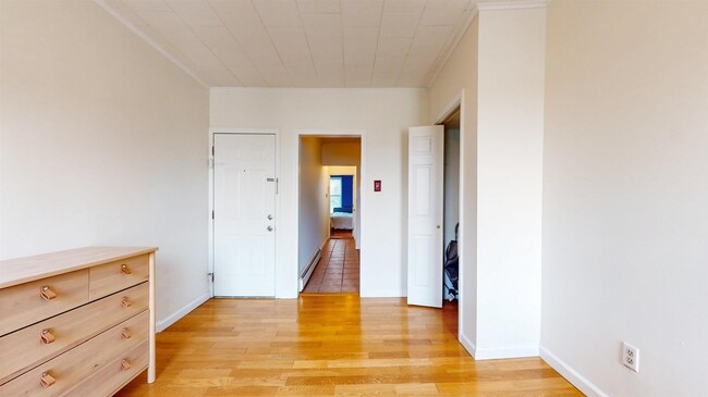 Building Photo - 466 Monmouth St