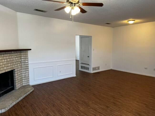 Building Photo - GREAT LOCATION!! 3/2/2 HOME FOR LEASE IN S...