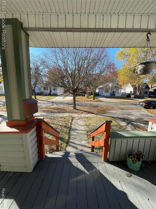 Building Photo - 808 Laprairie St