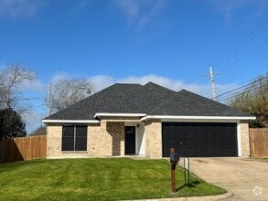 Building Photo - 3700 Devonaire Dr