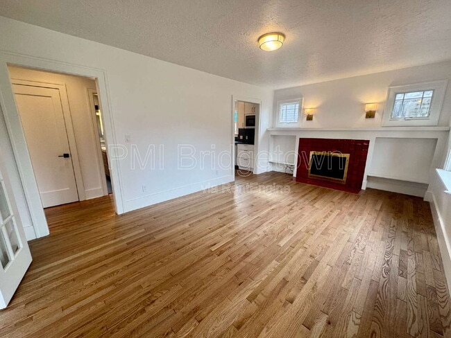 Foto del edificio - 7300 N Mobile Ave