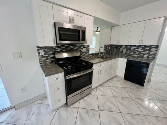 Building Photo - 8640 Wilshire Dr