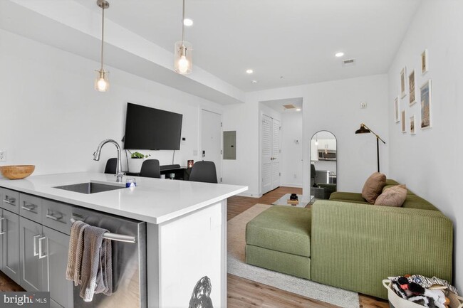 Building Photo - 304 Master St