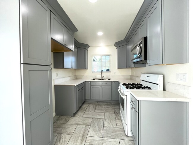 Building Photo - 3 bed, 2 bath in Rancho Cucamonga!