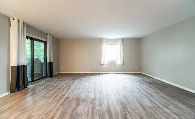 Foto del edificio - 154 Brittany Farms Rd