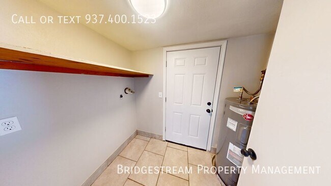 Building Photo - 2 bedroom, 1.5 bath townhome with 1 car at...