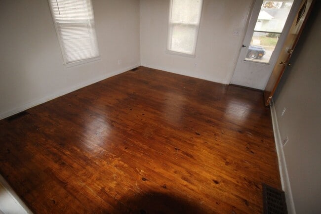 Foto del edificio - Two Bedroom Home With Fresh Paint And New ...
