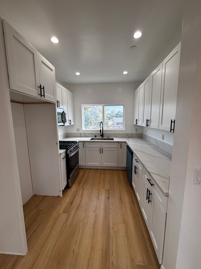 Building Photo - 1541 W 213th St