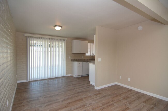 Building Photo - Remodeled 3 Bedroom 2 Bath House! South Tu...