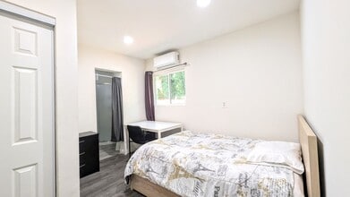 Building Photo - 1293 1/2 W 37th Dr