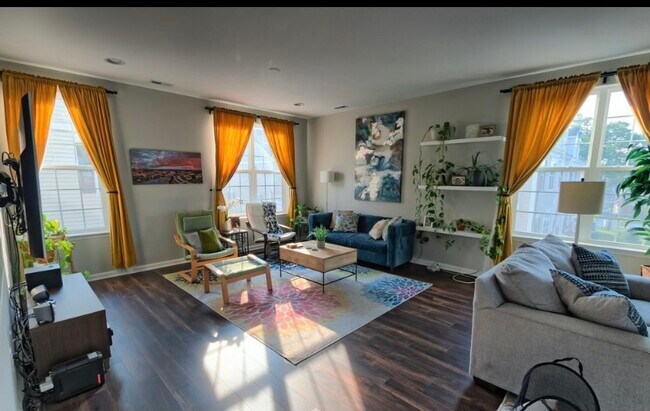 Spacious Living Area - 3535 Naamans Dr