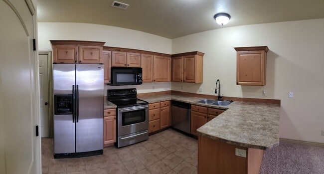 Building Photo - 3 bed, 2.5 bath townhome w/attached 2 car ...