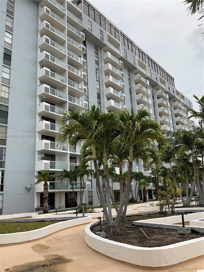Building Photo - 13499 Biscayne Blvd