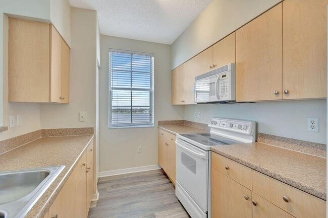 Building Photo - 616 Clearwater Park Rd