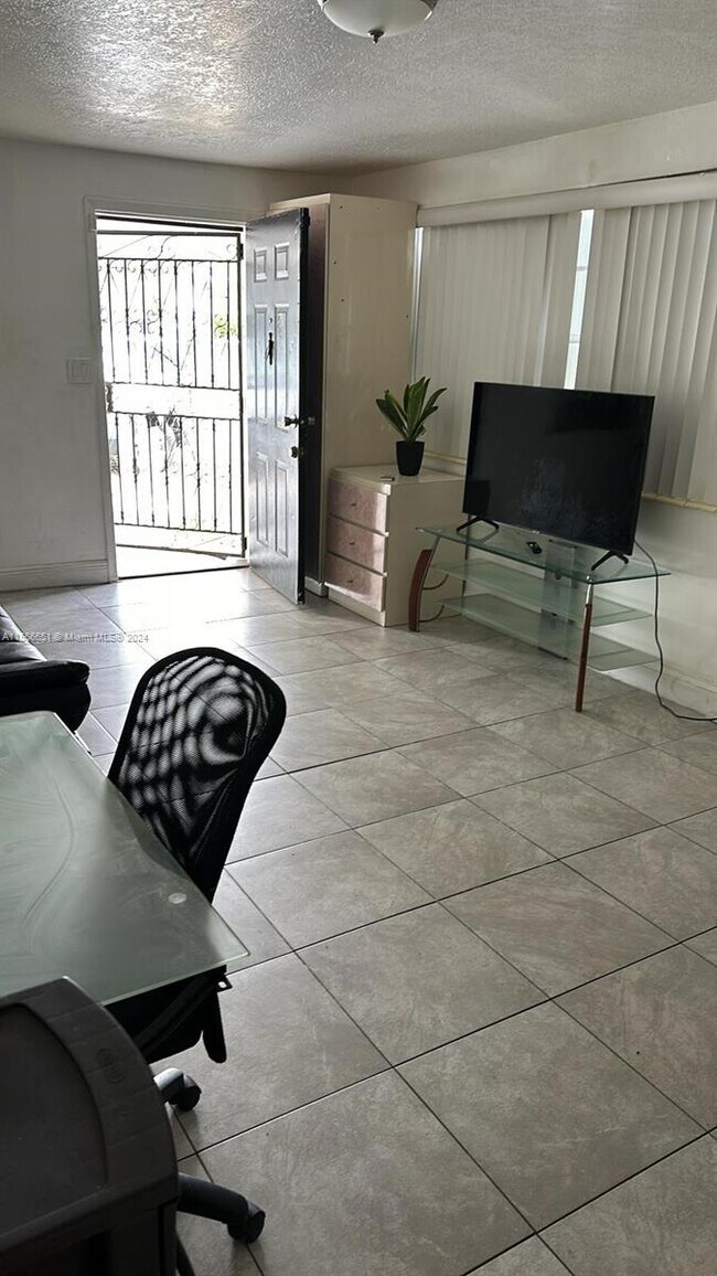 Foto del edificio - 3100 NW 91st St