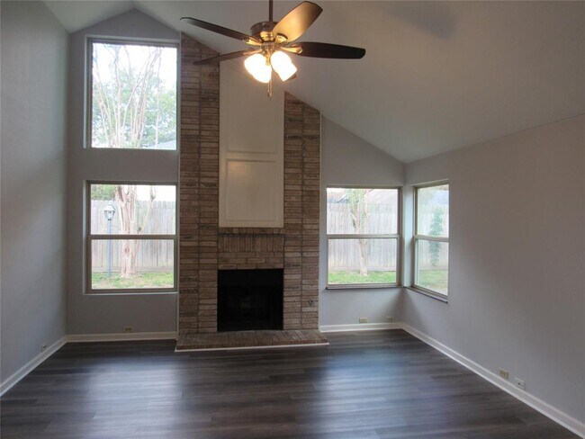 Building Photo - 8619 Pines Pl Dr