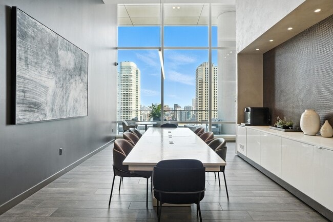 Foto del edificio - 221 N Clark St