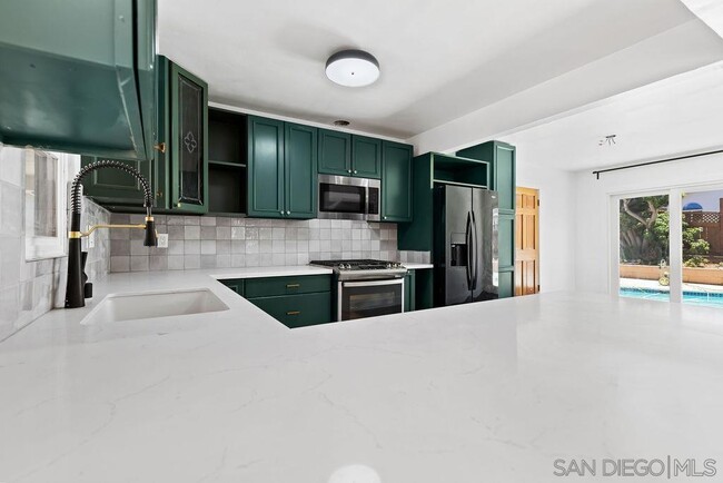 Building Photo - 727 Live Oak Dr