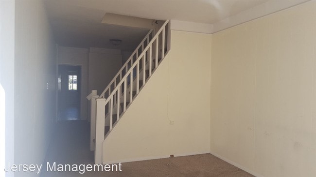 Building Photo - 6 Elm St