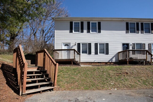 Building Photo - 3 bed 2.5 bsth
