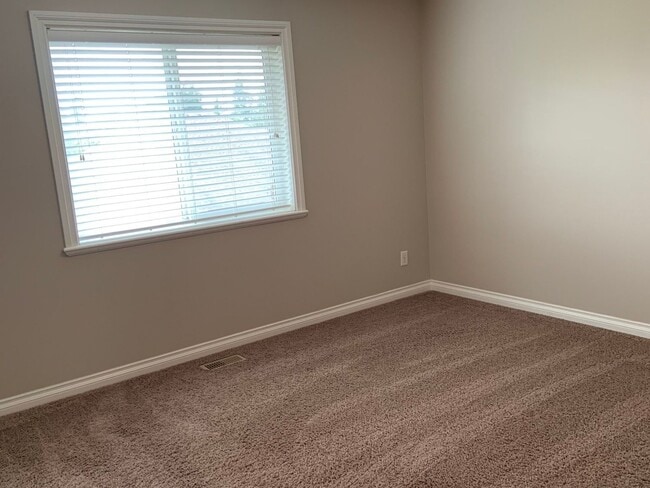 Building Photo - Spacious Family Upper Home