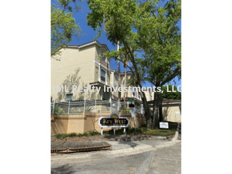 Foto principal - 3 bedroom 2.5 bath 2 story Luxury Condo wi...