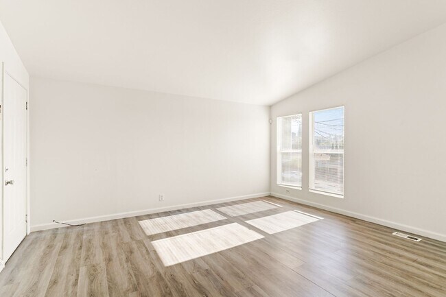 Foto del edificio - Utilities Paid: 3 Bed Laurel District Apar...